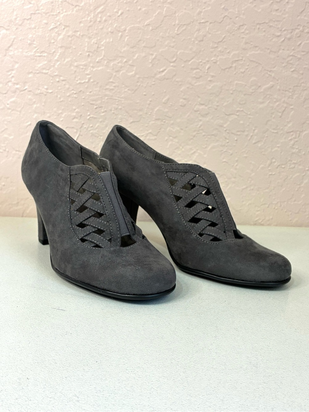 Aerosoles Block Heel Shoes Women 8.5 Gray Faux Suede Cutout Heelrest Technology